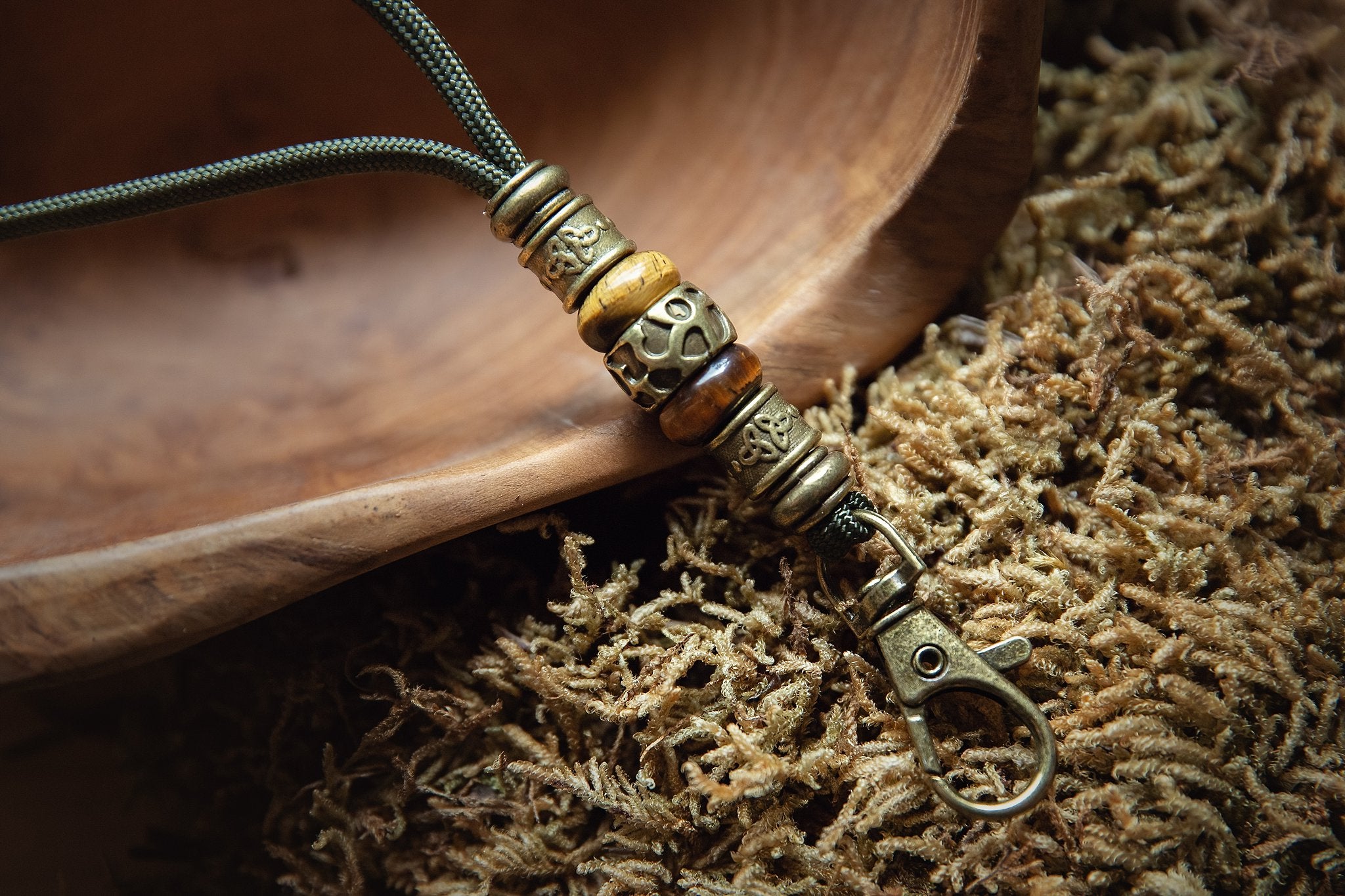 Fluitkoord Legergroen met Tijgeroog kralen