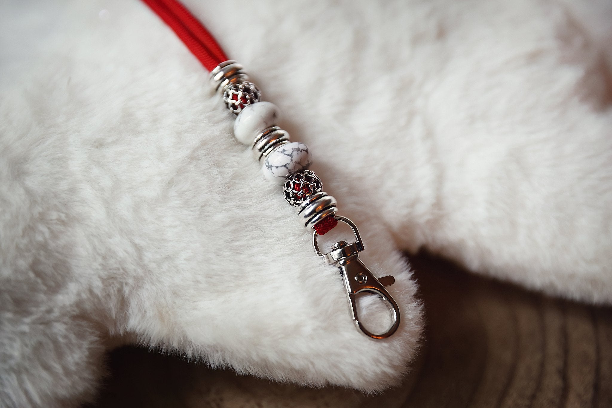 Limited Edition Fluitkoord Rood met Howliet kralen